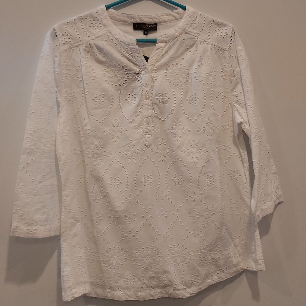 White 3/4 sleeve shirt